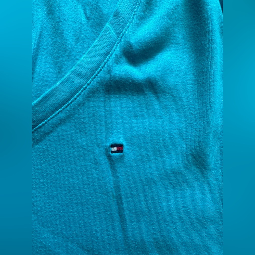 Tommy Hillfiger V neck blue basic tee size L - Picture 2 of 4